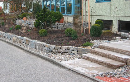 Hauseingang und Vorgarten